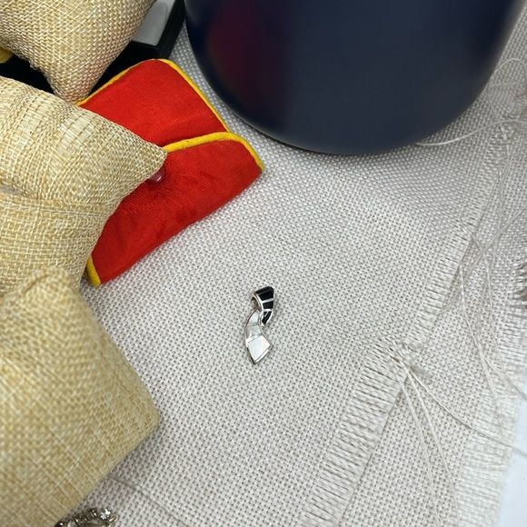 Vintage Sterling Silver Pendant with Black Onyx & Mother-of-Pearl Inlays - Picture 4 of 17